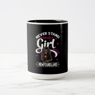 Stehe nie zwischen Mädchen und ihrem Neufundland. Zweifarbige Tasse