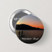 Stehen Sie beim Sonnenuntergang auf dem Planschen Button (Vorne & Hinten)