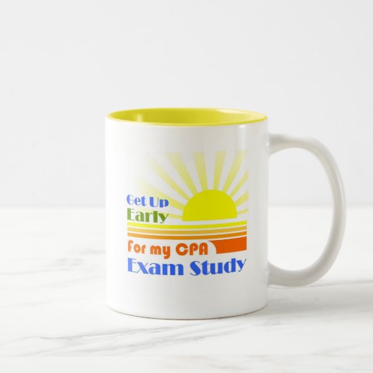 Stehen Sie frühe CPA-Prüfungs-Studie auf Zweifarbige Tasse (Rechts)