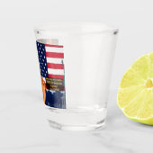 Stehen Sie groß und fest für Freiheit! Schnapsglas (Rechts)