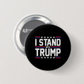 Stehen Sie mit Trump, der amerikanischen Fahne, un Button (Vorne & Hinten)