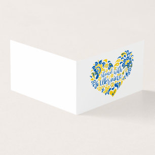 Stehen Sie mit ukrainischer Schrift und Herz