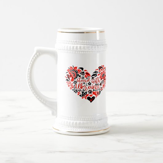 Stehen Sie mit ukrainischer Schrift und Herz Bierglas (Links)