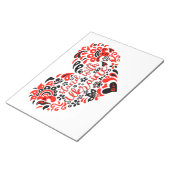 Stehen Sie mit ukrainischer Schrift und Herz Notizblock (angewinkelt)