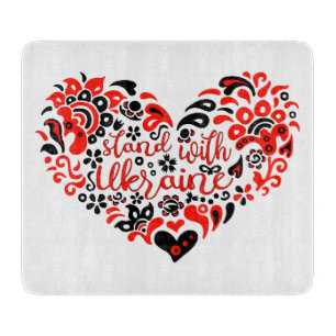 Stehen Sie mit ukrainischer Schrift und Herz Schneidebrett