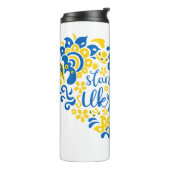 Stehen Sie mit ukrainischer Schrift und Herz Thermosbecher (Nach links gedreht)