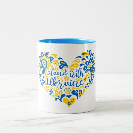 Stehen Sie mit ukrainischer Schrift und Herz Zweifarbige Tasse (Mittel)