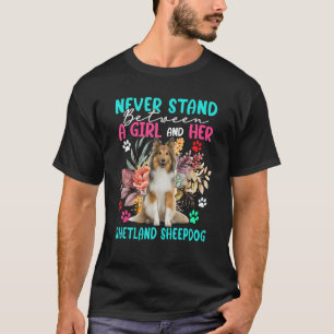 Stehen Sie nie zwischen einem Mädchen und ihrer Sh T-Shirt