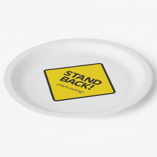 Stehen Sie zurück (das Kochen des Vaters) Pappteller (Schrägansicht)