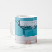 Stehend auf der Poolleiter Kaffeetasse (Vorderseite Links)