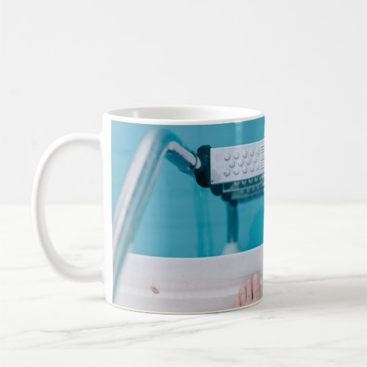 Stehend auf der Poolleiter Kaffeetasse (Links)