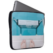 Stehend auf der Poolleiter Laptopschutzhülle (Vorne Rechts)