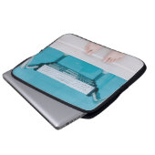 Stehend auf der Poolleiter Laptopschutzhülle (Vorne Knopf)