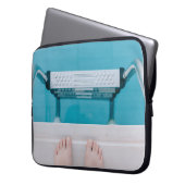 Stehend auf der Poolleiter Laptopschutzhülle (Vorderseite Links)
