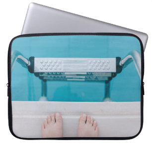 Stehend auf der Poolleiter Laptopschutzhülle