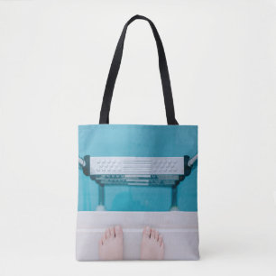 Stehend auf der Poolleiter Tasche