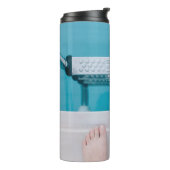 Stehend auf der Poolleiter Thermosbecher (Nach links gedreht)