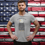 Stehend Bald-Adler-Illustration T-Shirt<br><div class="desc">Enthält eine Abbildung eines amerikanischen Glatzenadlers in stehender oder sitzender Position mit der eigenen,  benutzerdefinierten Nachricht oben.</div>