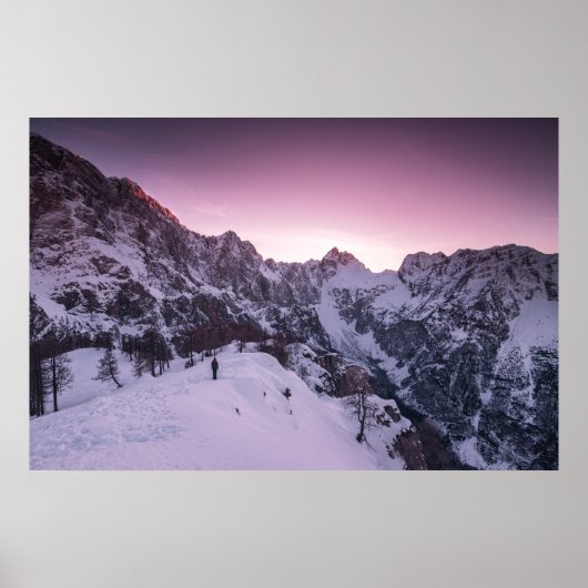 Stehend im Winterwunderland Poster (Vorne)
