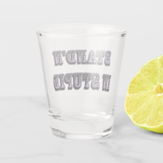 Stehend in Stupid Schnapsglas (Rückseite)