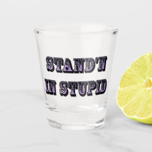 Stehend in Stupid Schnapsglas (Vorderseite)