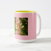 Stehende rosa Blume blüht Zweifarbige Tasse (VorderseiteRechts)