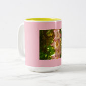 Stehende rosa Blume blüht Zweifarbige Tasse (Vorderseite Links)