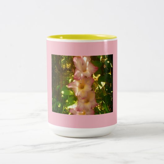 Stehende rosa Blume blüht Zweifarbige Tasse (Mittel)