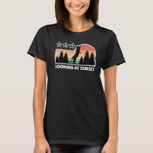 Stehende schwarze Katze schaut auf Sonnenuntergang T-Shirt