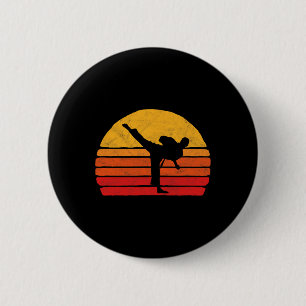 Stehender Karate-Tritt 80er Sonnenstil-Grafik Button