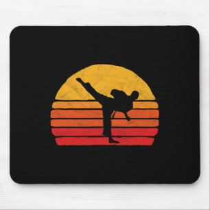 Stehender Karate-Tritt 80er Sonnenstil-Grafik Mousepad