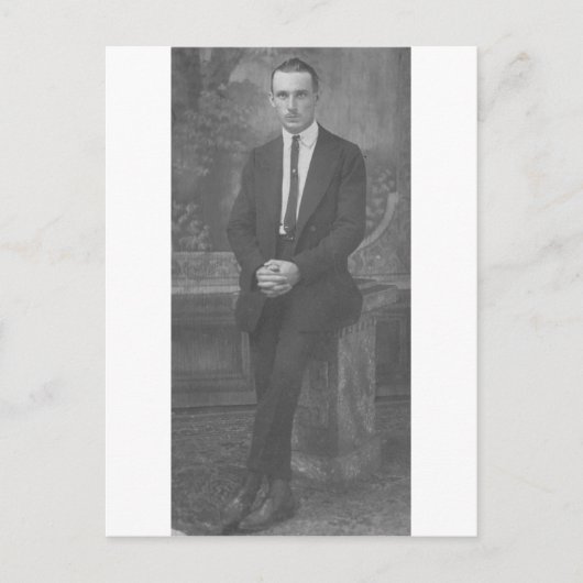 stehender Mann der 1920er Postkarte (Vorderseite)