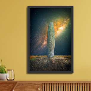 Stehender Stein oder Menhir mit Nachthimmel Milchs Fotodruck