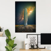 Stehender Stein oder Menhir mit Nachthimmel Milchs Poster (Heimbüro)