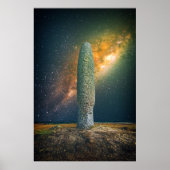 Stehender Stein oder Menhir mit Nachthimmel Milchs Poster (Vorne)