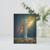 Stehender Stein oder Menhir mit Nachthimmel Milchs Postkarte (Stehend Vorderseite)