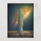 Stehender Stein oder Menhir mit Nachthimmel Milchs Postkarte (Vorderseite)