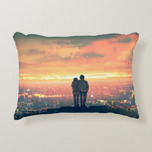 stehendes junges Paar auf dem Dach mit Blick auf c Dekokissen