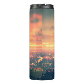 stehendes junges Paar auf dem Dach mit Blick auf c Thermosbecher (Rückseite)