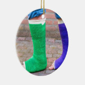 Stehendes Kind mit zwei bunten Gipsbeinen Keramik Ornament (Rechts)