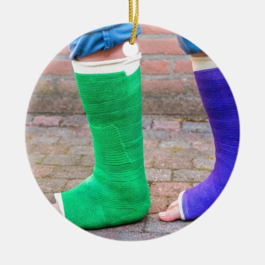 Stehendes Kind mit zwei bunten Gipsbeinen Keramik Ornament (Vorne)