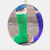 Stehendes Kind mit zwei bunten Gipsbeinen Keramik Ornament (Links)