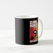 Steigen Sie hart oder gehen Sie Zuhause, Wanderfre Kaffeetasse (VorderseiteRechts)