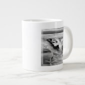 Steigende Flut am Strand Jumbo-Tasse (Vorderseite Rechts)