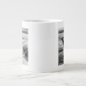 Steigende Flut am Strand Jumbo-Tasse (Vorderseite)
