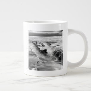 Steigende Flut am Strand Jumbo-Tasse
