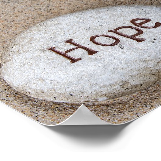 Stein im Sand mit dem Wort Hope Poster (Ecke)