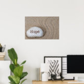 Stein im Sand mit dem Wort Hope Poster (Heimbüro)