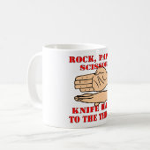 Stein, Papierschere, Messer Hand an den Rutsch Kaffeetasse (Vorderseite Links)