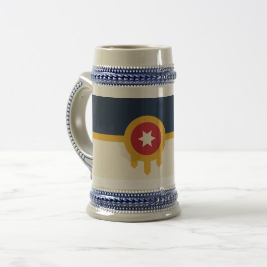 Stein Tasse mit Flagge von Tulsa, Oklahoma (Vorderseite Links)